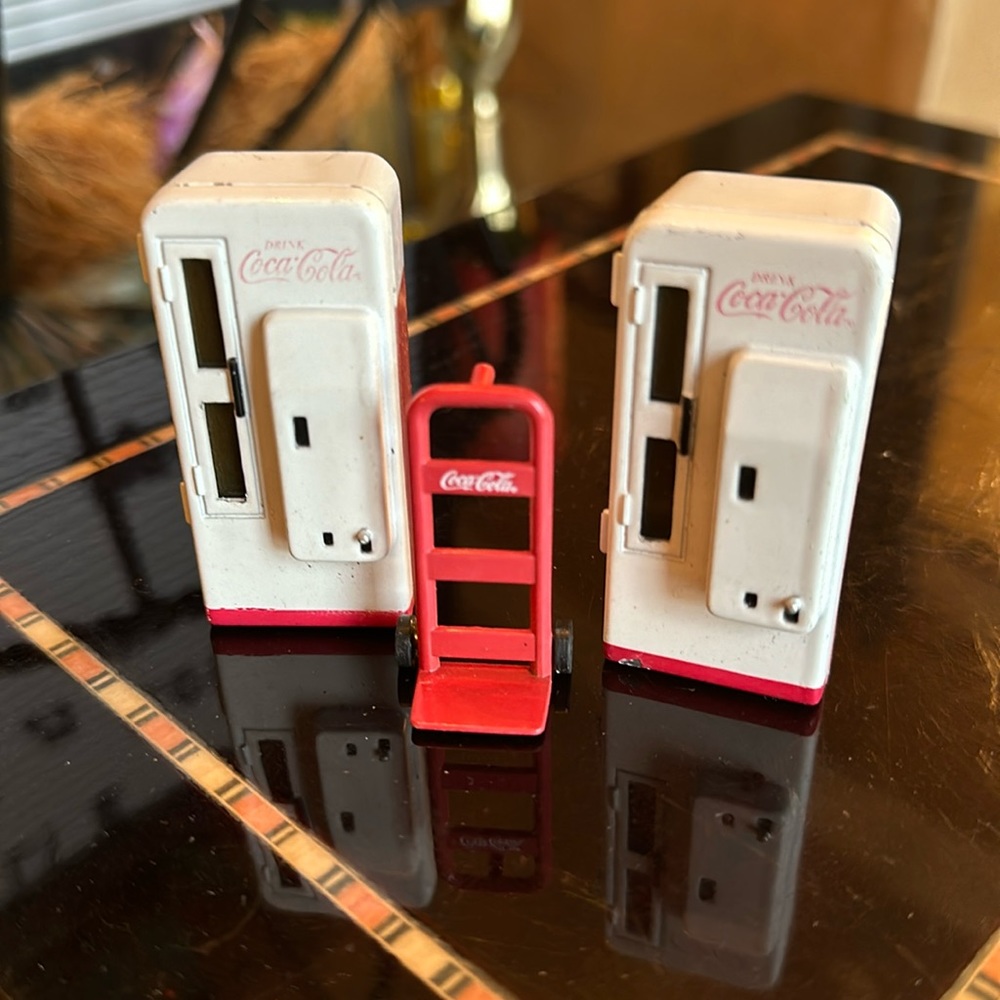 Rare ERTL Coca Cola Coke Diecast Miniature Pop Machines & Hand Cart model train